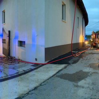Impegnati fino alle due di notte i vigili del fuoco per fronteggiare il violento incendio a Costigliole d'Asti [FOTO E VIDEO]