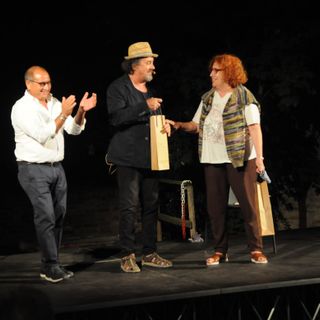 Pubblico e divertimento per il &quot;ritrovo poetico&quot; di Antonio Catalano, &quot;Mi arrendo alle fragole&quot;