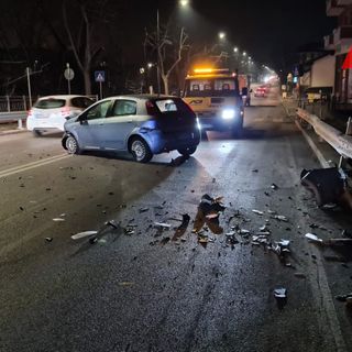 Incidente stradale, auto contro guard rail sul cavalcavia Giolitti