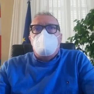 Il sindaco durante la diretta Facebook