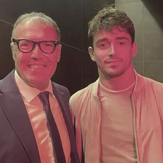 Il sindaco Cavallero con il noto pilota