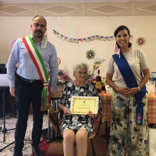 La neocentenaria Maddalena, con la vicepresidente della Provincia, Francesca Ragusa e il sindaco Maurizio Rasero
