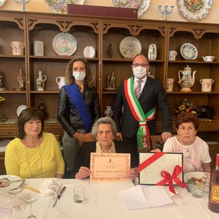 la neocentenaria Maria Margherita Argenta con le figlie e le istituzioni