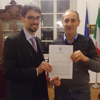 Cerruti consegna la mozione al presidente del Consiglio comunale, Federico Garrone