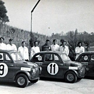 Paolo Brusaschetto con le &quot;sue&quot; 500 (Il terzo da destra)