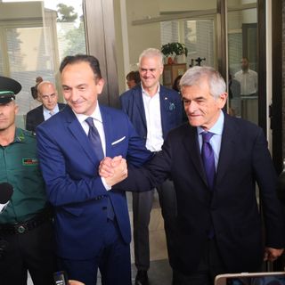 Cirio si insedia in piazza Castello: stretta di mano e abbraccio con Chiamparino [In aggiornamento]