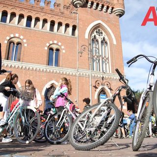 Asti, in una giornata senza auto, bici in piazza Roma