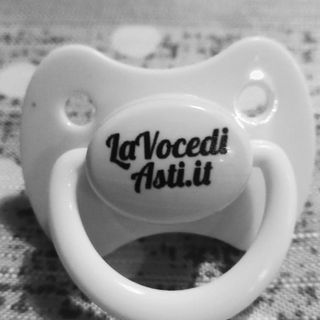 Prosegue la tradizionale iniziativa: il 'primo ciuccio' ai nati il 1° gennaio lo regala LaVocediAsti.it