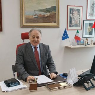Il dottor Lucia nello studio della clinica