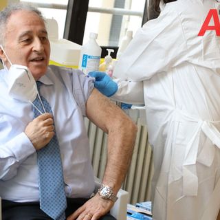 Il dottor Lucia durante la prima dose di vaccino ad Asti