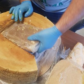 Cocaina nascosta nelle forme di parmigiano e sequestrata