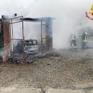 Prende fuoco rimessa della Croce Rossa a Cocconato. Sul posto i vigili del fuoco