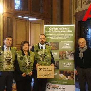 Il direttore di Coldiretti con il sindaco Rasero, Mariangela Cotto, il direttore del Banco, Ferrero e alcuni volontari