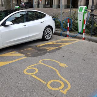 Posizionate colonnine di ricarica per auto elettriche nelle principali piazze di Asti