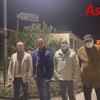 Il comitato, fuori dalla sede di via Trilussa