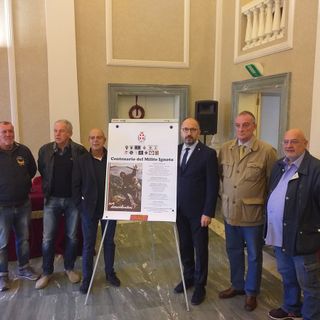 Nella foto, a partire da sinistra: Daniele Zanetti dell'Associazione Paracadutisti, il giornalista Vanni Cornero, l'assessore Gianfranco Imerito, il sindaco Maurizio Rasero, il presidente dell'Istituto del Nastro Azzurro Marco Montagnani e Dogliano Penso dell'Associazione Artiglieri