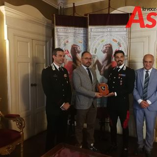 La consegna del Crest al sindaco Rasero. Ten Col. Breda, Rasero, Ten Cataldo, Boccia