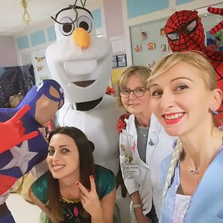 Tanti &quot;Babbo Natale&quot; mascherati consegnano doni ai bimbi ricoverati in ospedale