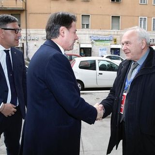 A destra, Bruno Scanferla mentre incontra l'ex premier Giuseppe Conte (foto dal profilo facebook di Cna Piemonte)