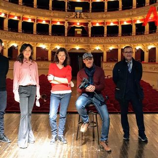Attori astigiani a favore del commercio locale all'interno del Teatro Alfieri