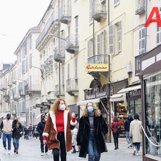 Asti, corso Alfieri, zona arancione, folla