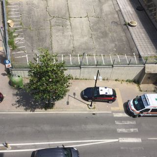 Carabinieri, polizia locale, 118 in corso Dante un uomo minaccia il suicidio