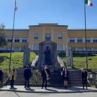 Costigliole d'Asti, amministratori fuori dalle scuole per il minuto di silenzio