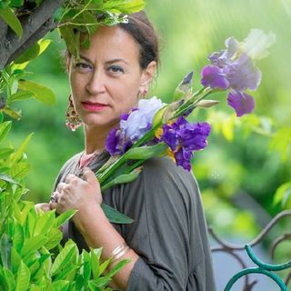 Iris contro la violenza sulle donne. Un progetto nazionale partito dal Giardino di Trebecco in provincia di Bergamo