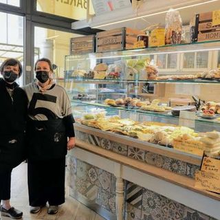 Asti, via Gobetti, le sorelle Quinto nel loro negozio Wellness fruit