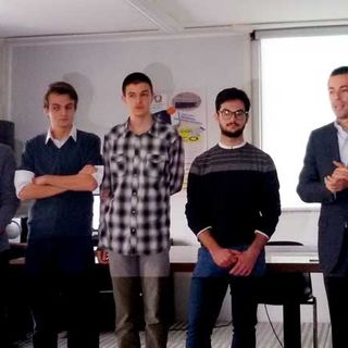 Marco Gabusi e alcuni ragazzi dell'Artom durante la presentazione