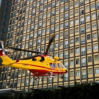 Precipita dal tetto di un capannone a Cavagnolo: muratore astigiano 45enne in prognosi riservata al Cto