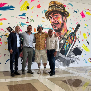 L'arte del vetro prende vita nel grande murales di Max Petrone