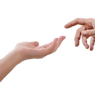 Mani distante ma unite con sfondo bianco