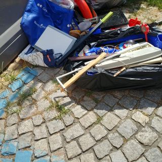 Alcune immagini di rifiuti abbandonati in corso Matteotti e nelle vie limitrofe
