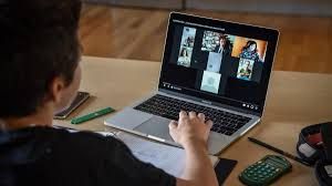 Bambino al computer per la Dad