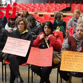 I dipendenti della struttura in attesa del presidente Cirio