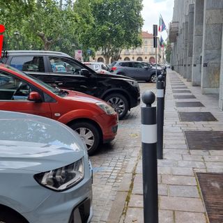 Installata una fila di colonnine sotto i portici del palazzo della Provincia di Asti