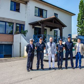 Sindaco Rasero, assessore Bona, Comandante Polizia Municipale Saracco ed alcuni agenti con le nuove divise