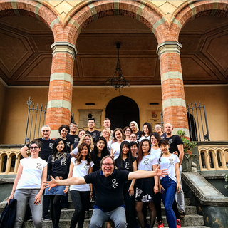 Ian d'Agata e i partecipanti a un precedente evento che si è svolto presso il castello di Barolo (CN)