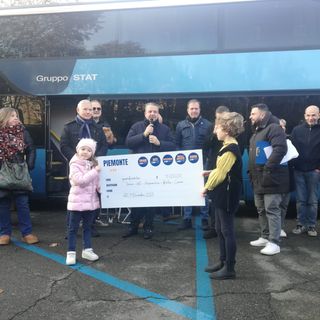 Piemonte in Bus premia con un assegno l'Ospedale Cardinal Massaia e Associazione Auser