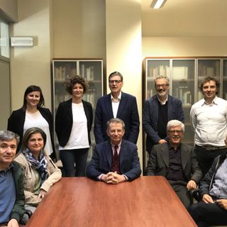 Seduti (da sinistra verso destra): il prof. Luca Rolle, docente di Viticoltura ed Enologia del dipartimento di Scienze Agrarie dell'Università di Torino; la dr.ssa Mariangela Trovato, manager per la didattica della Scuola Agraria e Veterinaria di Torino; il prof. Vincenzo Gerbi, docente e responsabile delle sedi esterne del dipartimento di Scienze Agrarie di Unito; il dr. Enzo Fragapane, dirigente della direzione Sedi Extrametropolitane dell'Ateneo di Torino (sede di via Verdi); il dr. Raffaello Schinco, responsabile dell'area didattica e servizi agli studenti della Scuola di Agraria e Veterinaria di Torino. In piedi (da sinistra): Veronica Di Staso ed Elenia Zuccolo responsabili della segreteria didattica dei corsi di Agraria ad Astiss; il presidente del Consorzio Universitario Asti Studi Superiori, Mario Sacco, il direttore della sede Astiss di piazza De Andrè, Francesco Scalfari; il responsabile area qualità, risorse Umane, gestione Infrastrutture di Astiss, Luigi Graglia.