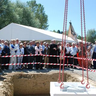 Foto d'archivio che documenta la cerimonia indetta all'epoca in occasione dell'apertura del tormentato cantiere