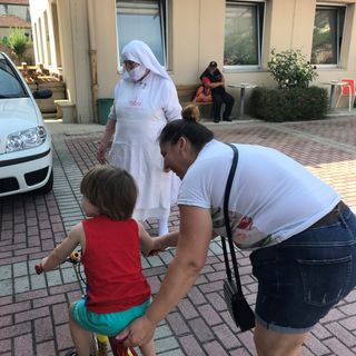 Nelle foto con Elena Dugono e Suor Luigina Alcuni bimbi provano le biciclette prima di portarle a casa.