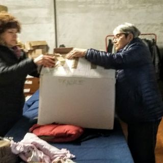 Vera Aschiero, Rita Coppola e Daniela Rezza e vestiti pronti al Dormitorio per essere “provati e indossati” dagli ospiti