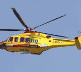 Auto esce di strada sulla A21 e &quot;carambola&quot; contro il guardrail. Intervenuto elisoccorso, due i feriti