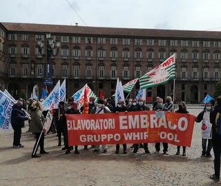 Ex Embraco, 10 giorni alla fine e nessuno incontra gli operai. &quot;È vergognoso, questo non è un Paese normale&quot; (VIDEO)