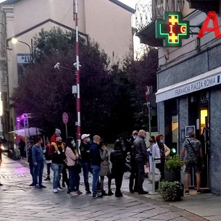 La Farmacia di piazza Roma ieri sera (MerfePhoto)