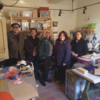 I restauratori Nicola di Aramengo nel laboratorio di Viscè: da sin Gian Luigi Nicola, Nicola Pisano, Viscè, Anna Rosa Nicola, Gianna Tognin.