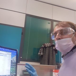 Il giornalista astigiano in redazione, a Bergamo, prima del lockdown