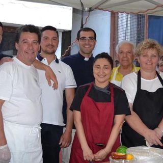 Festa a sorpresa per i 30 anni di don Andrea Martinetto, parrocco di Portacomaro Stazione